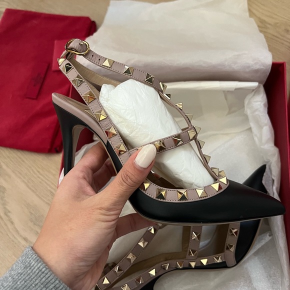 ROCKSTUD ANKLE STRAP PUMP 100 MM BLACK - Picture 3 of 4